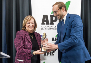 Cristina Herrero, tras recibir el premio ‘Tintero’ de la APIE: “Sin transparencia, la AIReF no sería la AIReF”