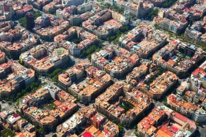 Vista aérea de un barrio residencial urbano con alta densidad de edificios.