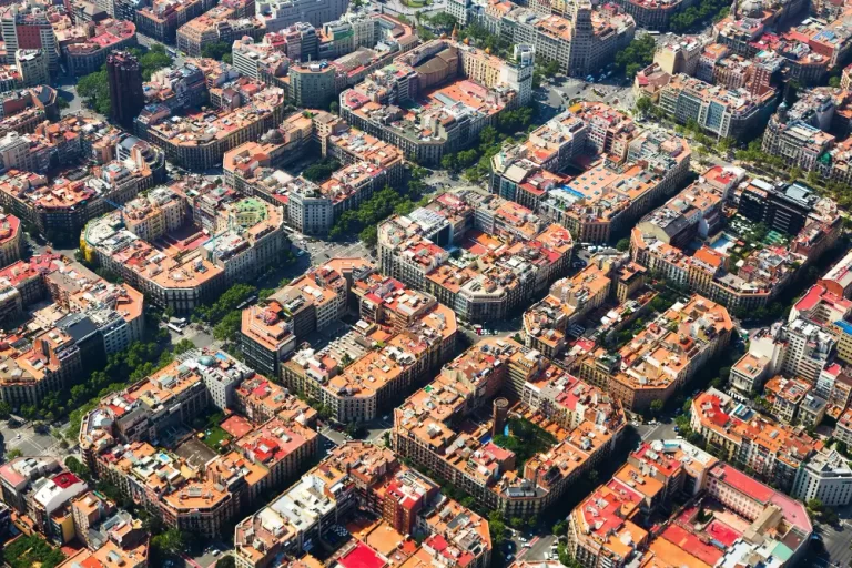 Vista aérea de un barrio residencial urbano con alta densidad de edificios.