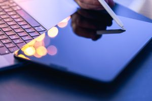 Una persona utiliza una tablet como ejemplo de comunicación digital