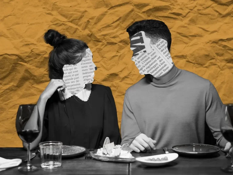 Imagen de una pareja con la cara sustituida por papel de periódico de forma artística expresando comunicación