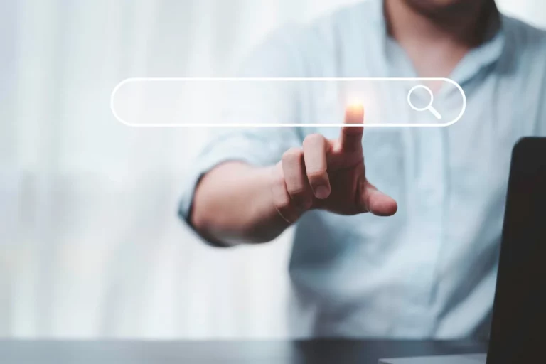 Persona accediendo a un buscador