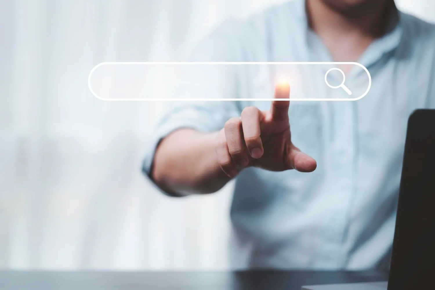 Persona accediendo a un buscador