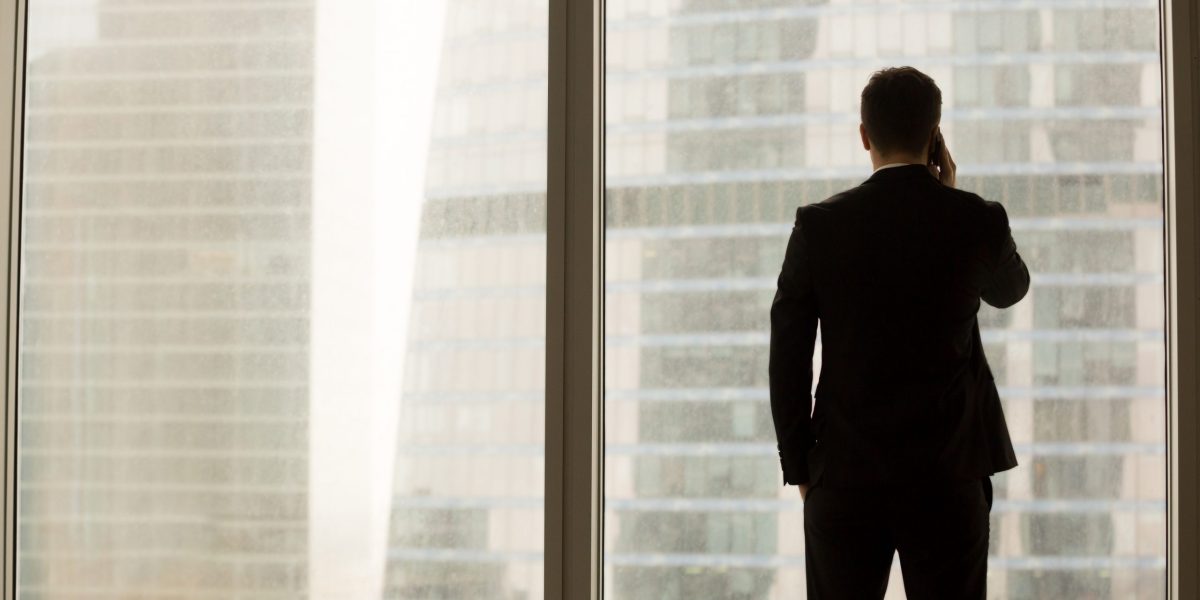 Directivo gestionando una crisis de reputación con comunicación estratégica