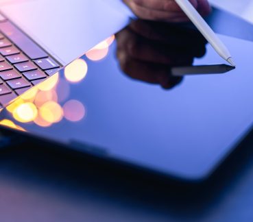 Una persona utiliza una tablet como ejemplo de comunicación digital